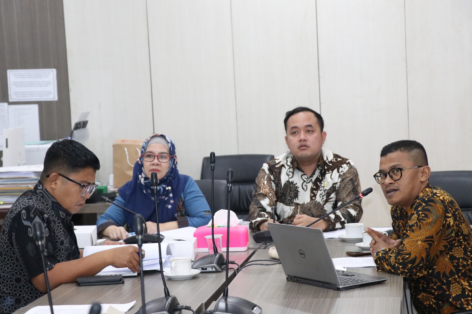 RAPAT : Komisi I DPRD Kabupaten Gresik melakukan rapat Ranperda tentang Tata Perencanaan Pembangunan Desa bersama OPD Gresik dan Tenaga Ahli dari Universitas Airlangga.