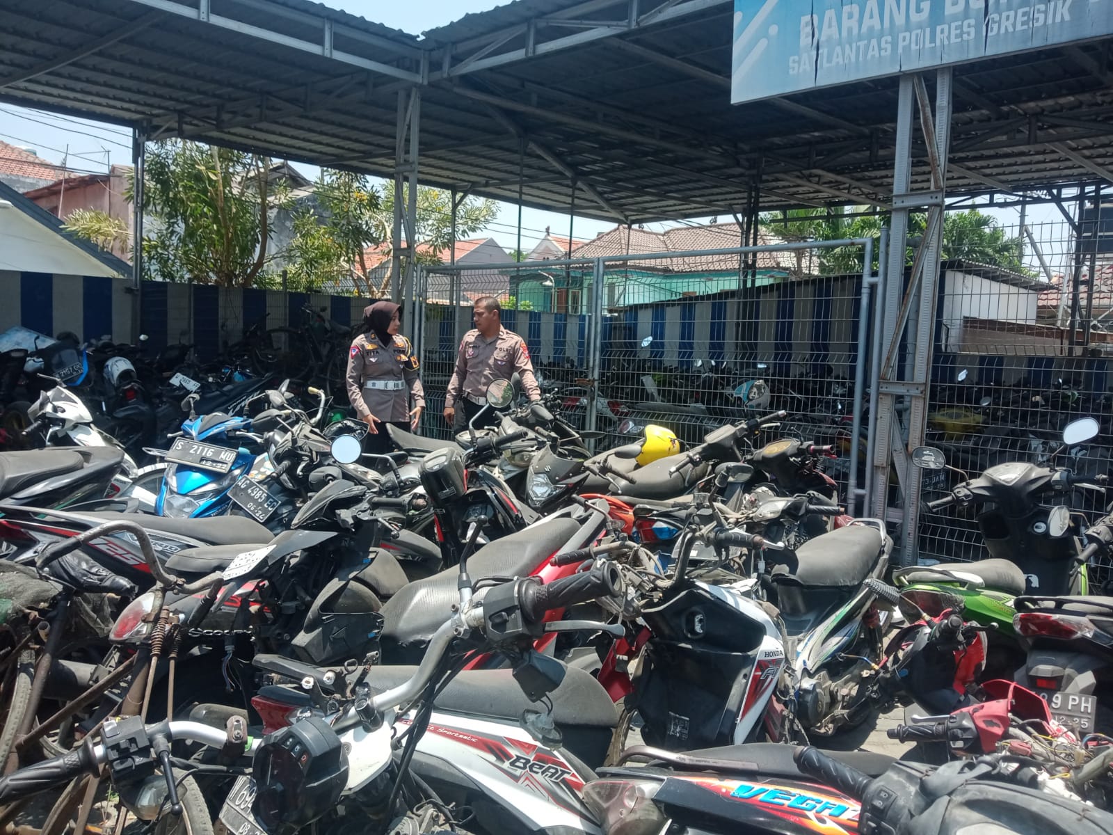 MENUNPUK : Barang bukti kendaraan tilang menumpuk di kantor Satlantas Gresik, warga Gresik dihimbau untuk mengambilnya dengan cara mbawa surat - surat kendaraannya.