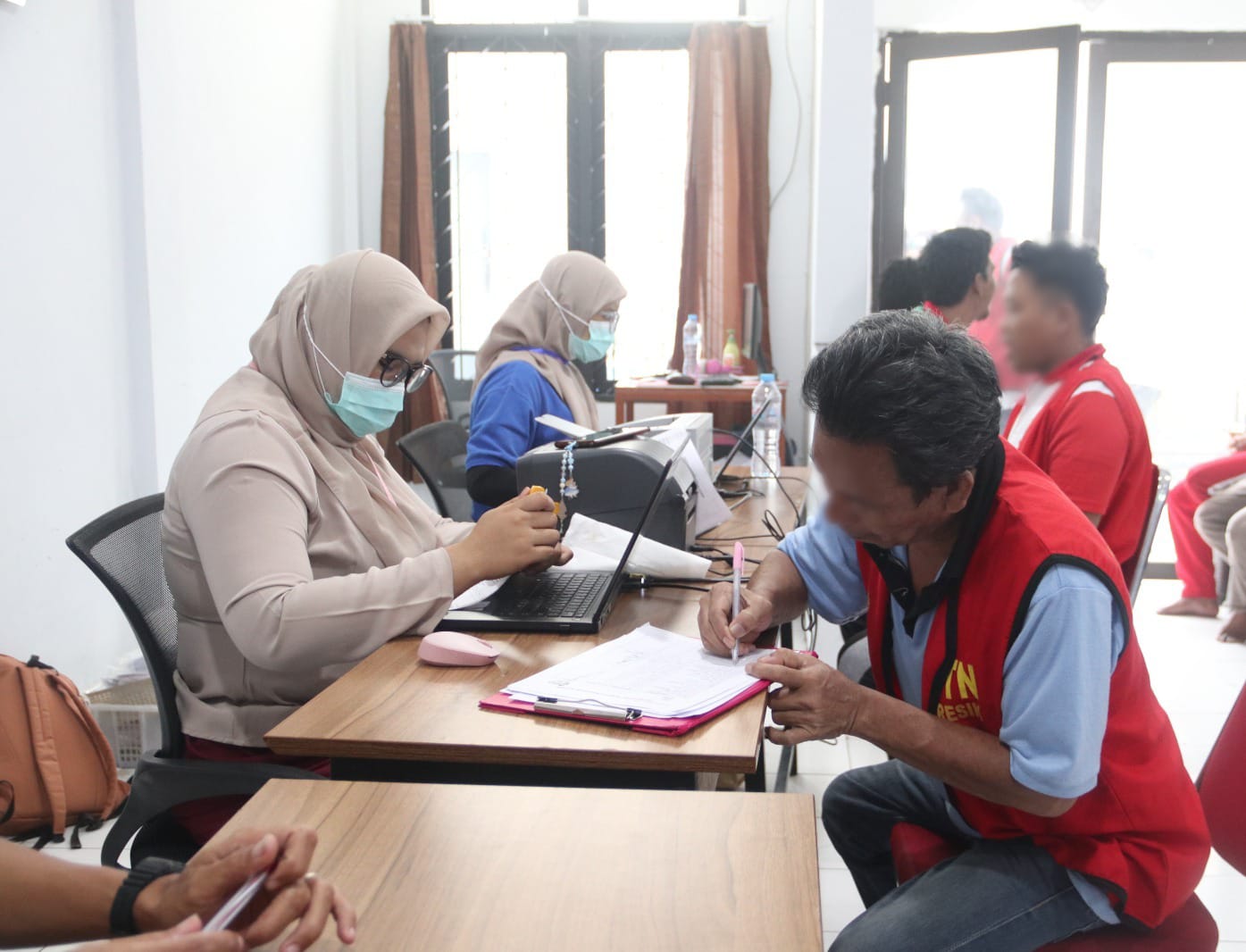 CEK KESEHATAN : Warga binaan Rutan Kelas IIB Gresik saat melakukan pengecekan kesehatan Rontgen TBC oleh dokter di layanan bus rontgen keliling, Puskesmas Cerme, Dinas Kesehatan Kabupaten Gresik,
