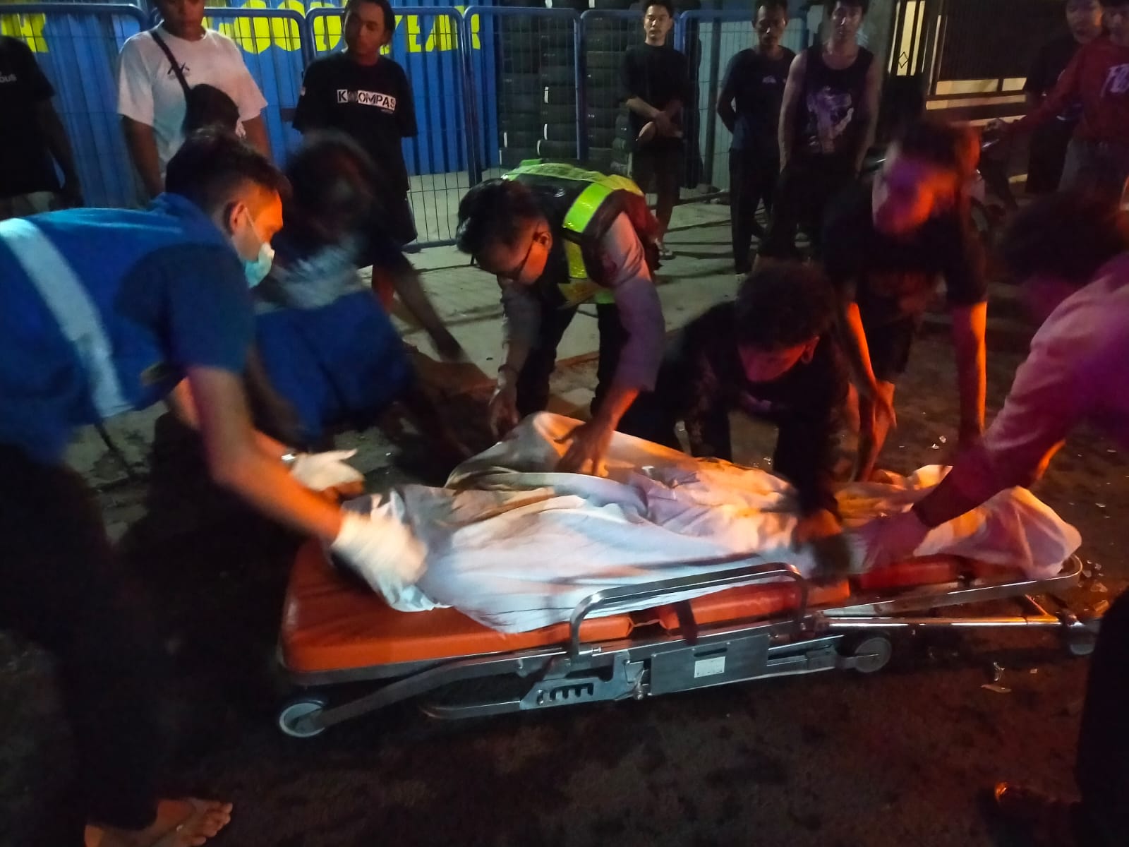 DIEVAKUASI : Anggota Polsek Manyar saat melakukan evakuasi korban kecelakaan di Jalan Raya Roomo, Desa Roomo Kecamatan Manyar, Gresik.