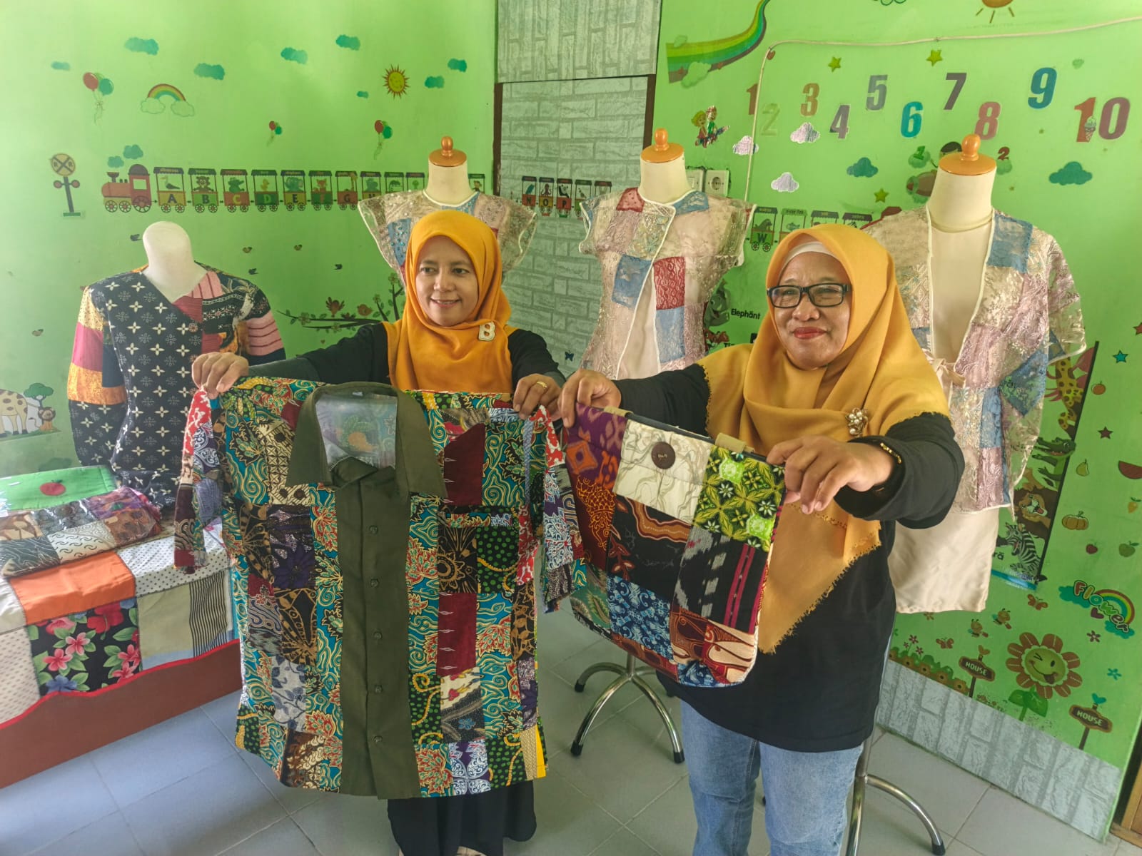 INOVATIF : Salah satu warga yang membuat batik dari sisa sampah kain.