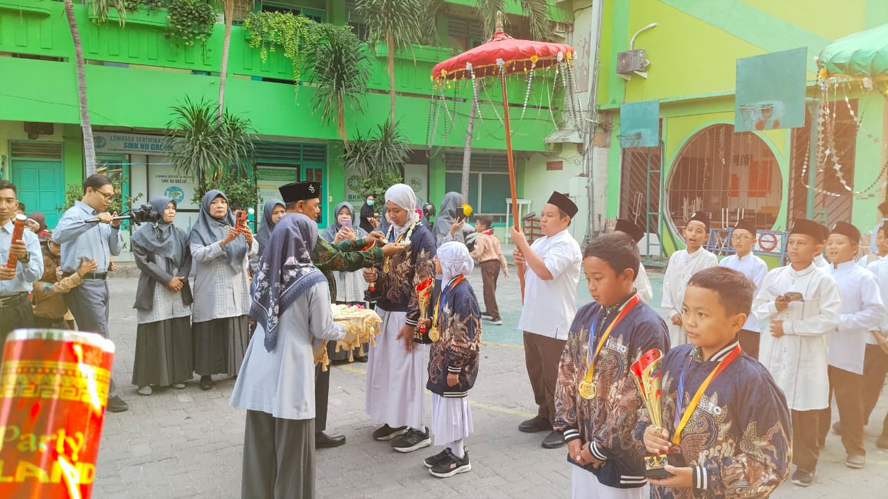 Bak Pahlawan : Empat siswa SD NU Trate Gresik berhasil membawa pulang enam juara robotik dari Malaysia disamput ratusan pelajar.