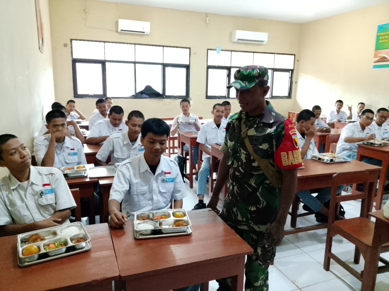 BABINSA : Anggota Babinsa Koramil 0817/05 Gresik melakukan pendampingan di sekolahan.