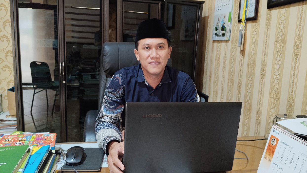 Kepala SMP YIMI Full Day School Gresik, Ainun Naim.