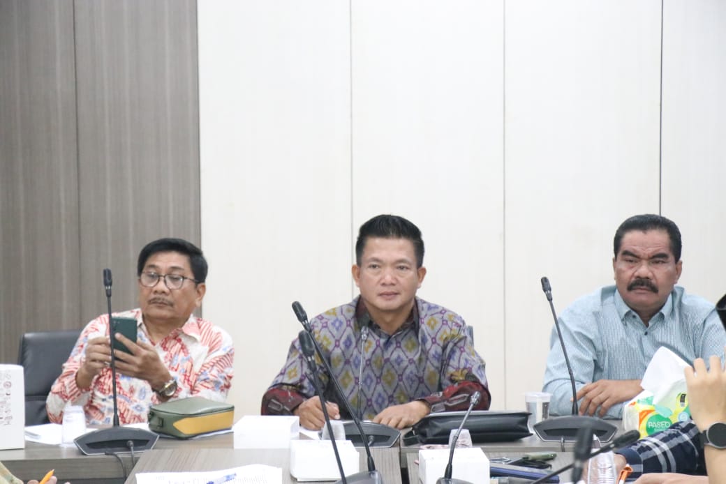 RAPAT : Komisi II DPRD Gresim gelae rpat bersama perusahaan di Gresik.