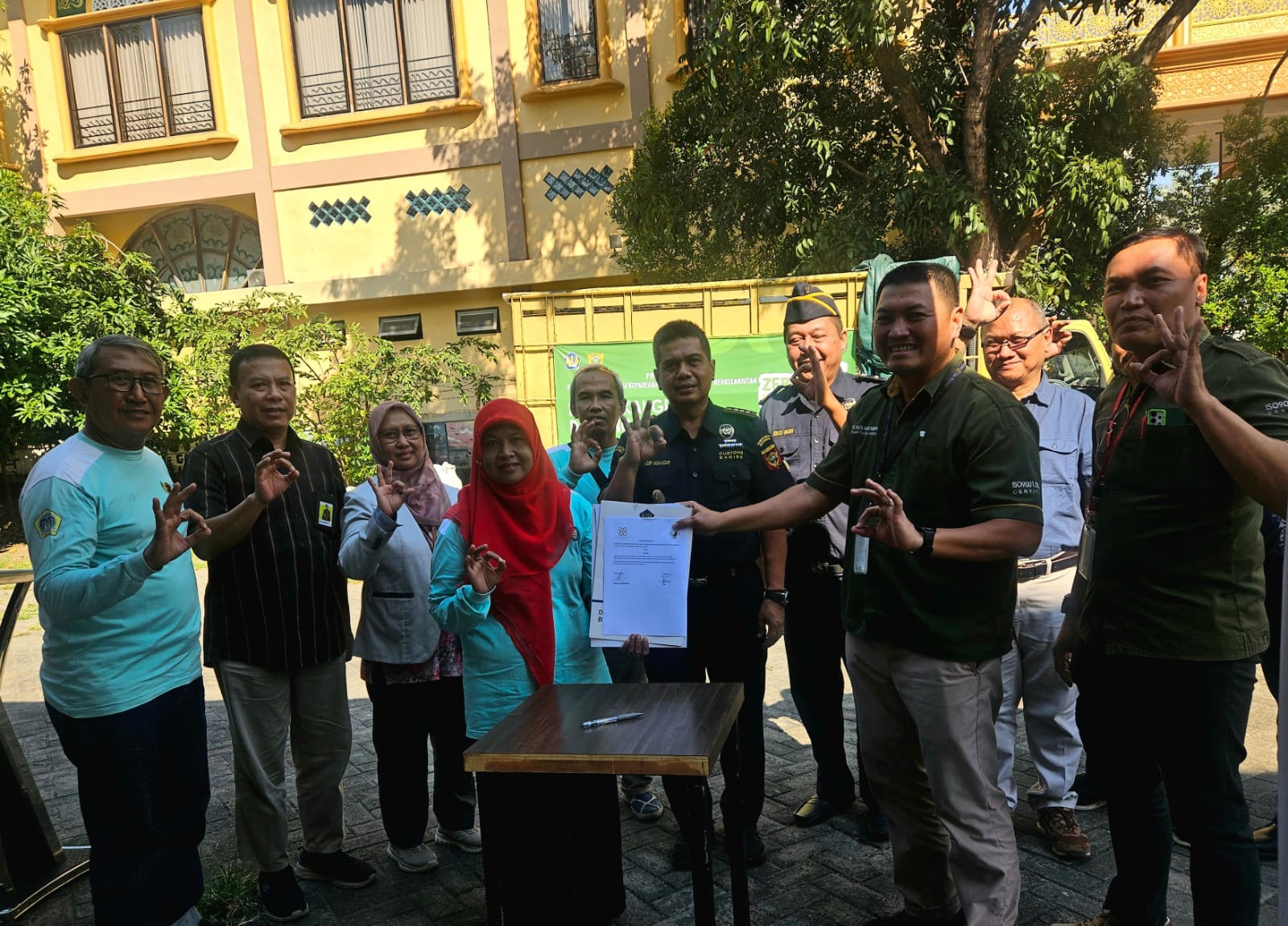 Sinergitas : Kepala Bea Cukai Gresik, Asep Munandar menyaksikan penandatanganan kerjasama antara Koperasi Bumi Sehat Gresik dengan PT Pelita Mekar Semesta.