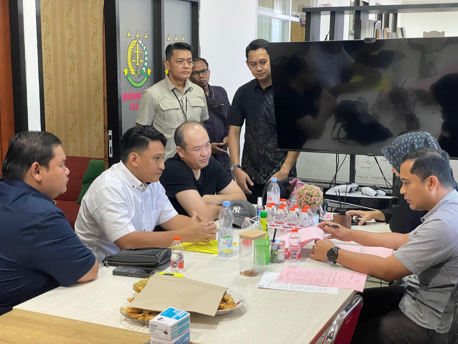 DILIMPAHKAN : PPNS DJP II Jatim bersama Jaksa Peneliti Kejaksaan Tinggi Jawa Timur dan Tim Korwas Reskrimsus Polda Jawa Timur, melakukan penyerahan tahap dua kasus dugaan penggelapan pajak.