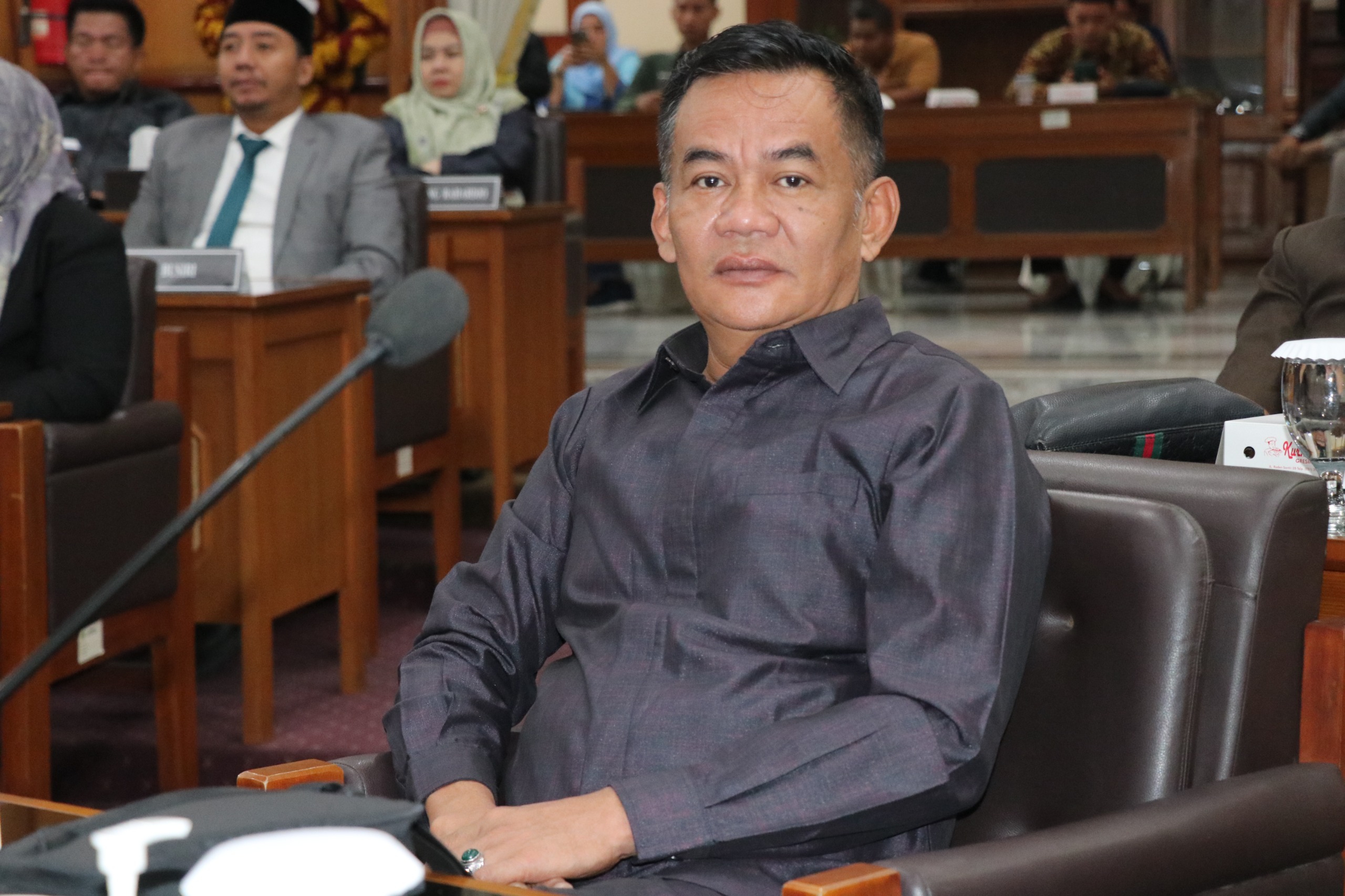 RAPAT : Komisi III DPRD Gresik menggelar rapat bersama OPD dan tim ahli dari Unair.