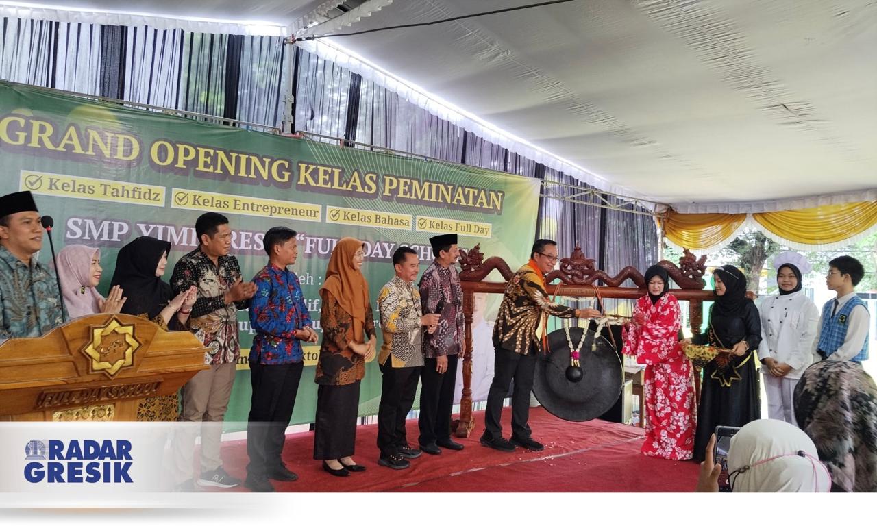Dibuka : Wakil Bupati Gresik dr. Ashluchul Alif melaunching kelas perminatan di SMP YIMI dengan pemukulan gong.