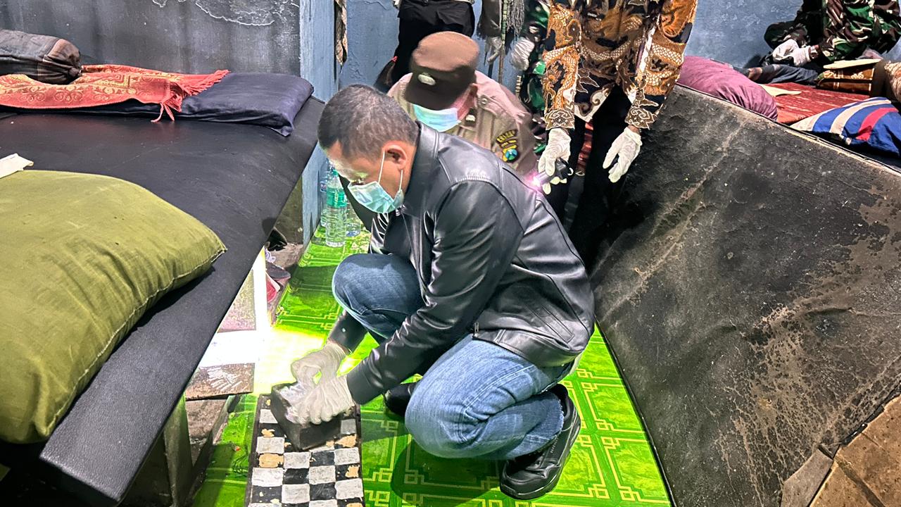 RAZIA : Kepala Rutan kelas IIB Gresik Eko Widiatmoko, Polsek Cerme dan Koramil Cerme saat melakukan razia blok hunian warga binaan secara mendadak untuk ciptakan Halinar.