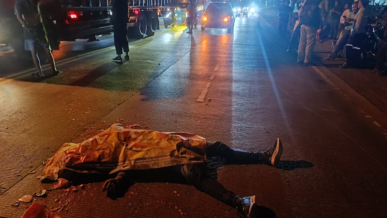 TERGELETAK : Seorang pengendara sepeda motor tergeletak diduga jadi korban tabrak lari.
