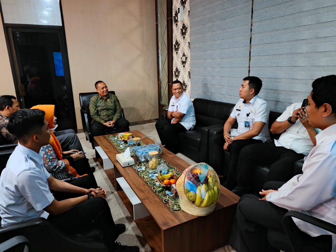 SILATURAHMI : Kaaruta kelas IIB Gresik Gresik Eko Widiatmoko, beserta jajaranya saat bersilaturahmi ke Polres Gresik, Sekda, dan Pengadilan Negeri Gresik.