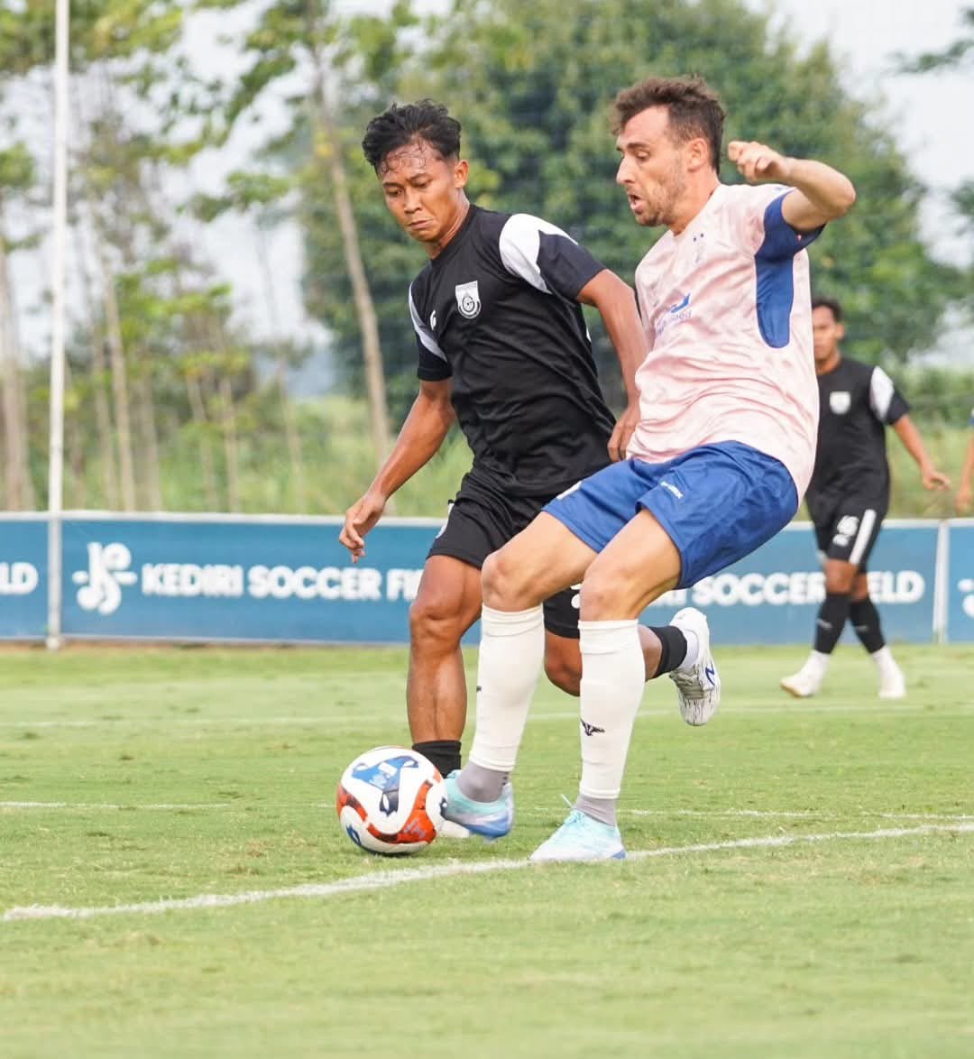 UJI COBA : Pemain Gresik United melakukan uji coba sama tim Liga 1 Persik Kediri.