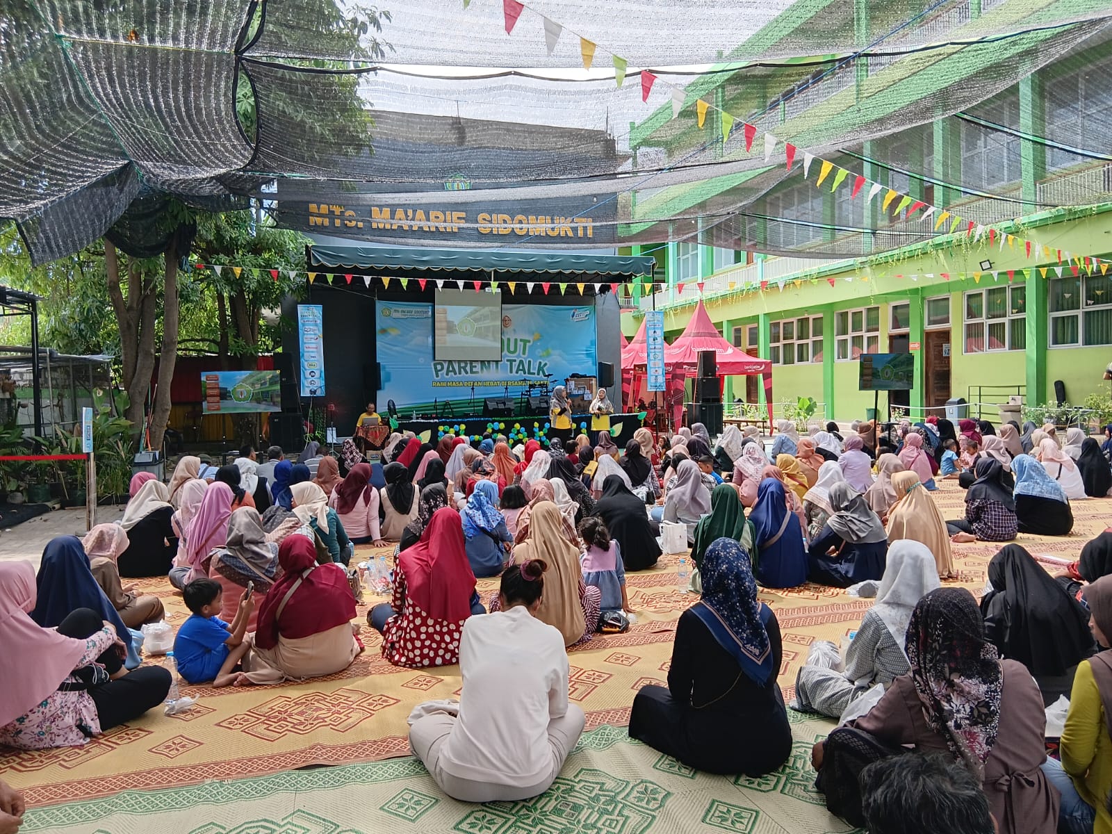 PERTUNJUKAN: Para siswa melakukan pertunjukan ekstrakurikuler pencak silat
