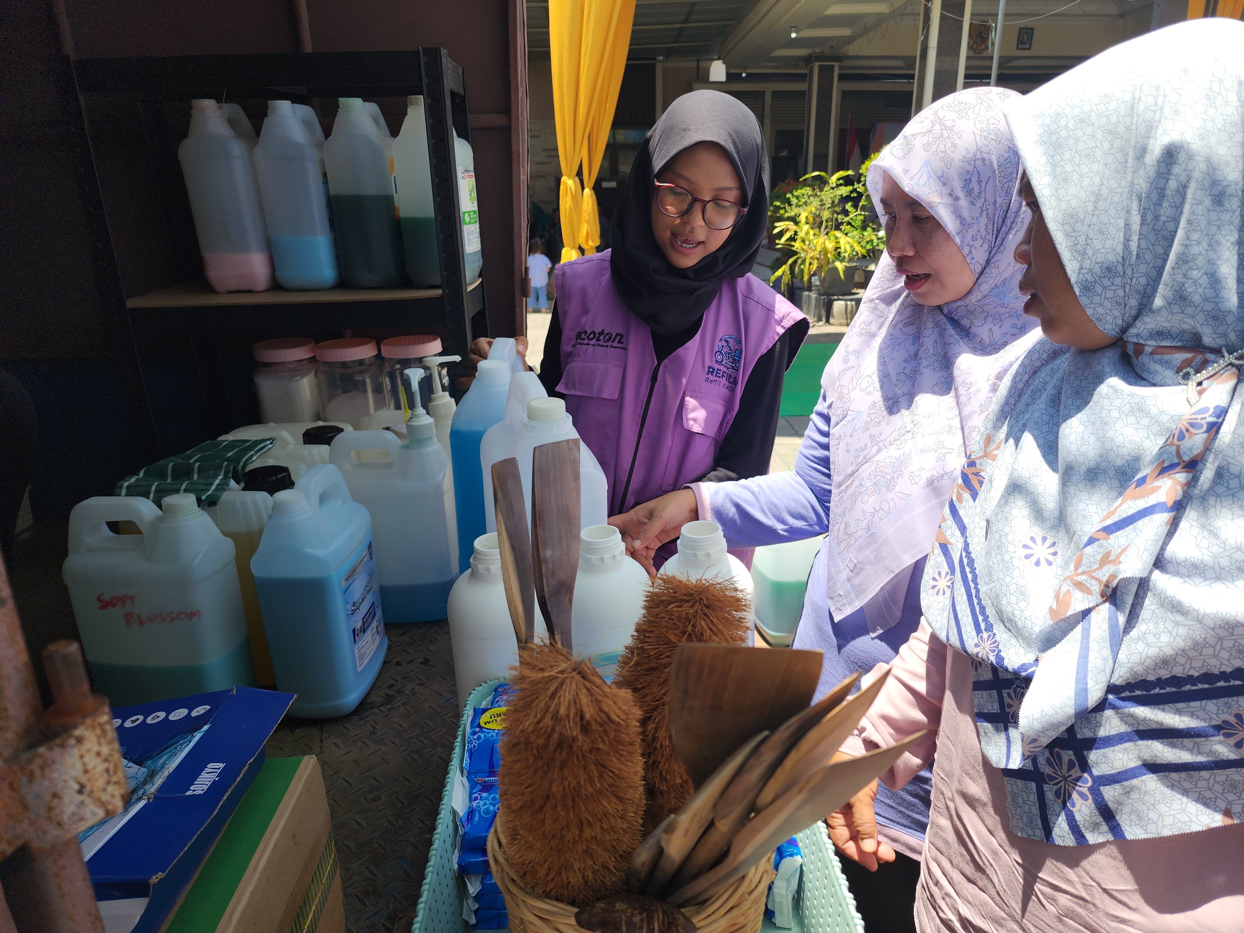 SOSIALISASI : Memberikan sosialisasi pemilahan sampah rumah tangga.