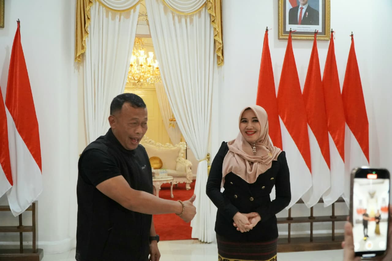 Lia Istifhama dan Sugiri saat bertemu di Pendopo Agung Ponorogo.
