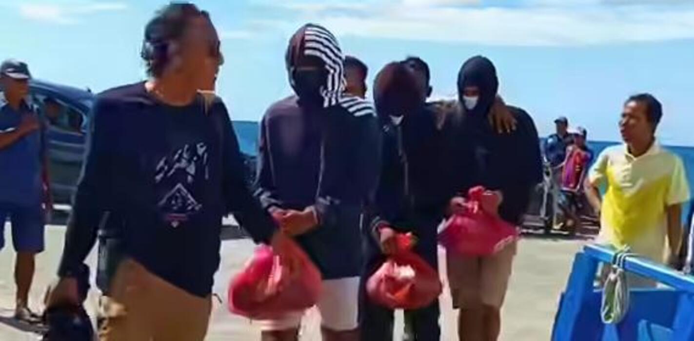 DILAYAR: Anggota Reskrim Polsek Sangkapura, Bawean saat mengamankan tiga terduga pelaku kasus narkoba di Bawean untuk dikirim ke Mapolres Gresik menggunakan kapal cepat Express Bahari.