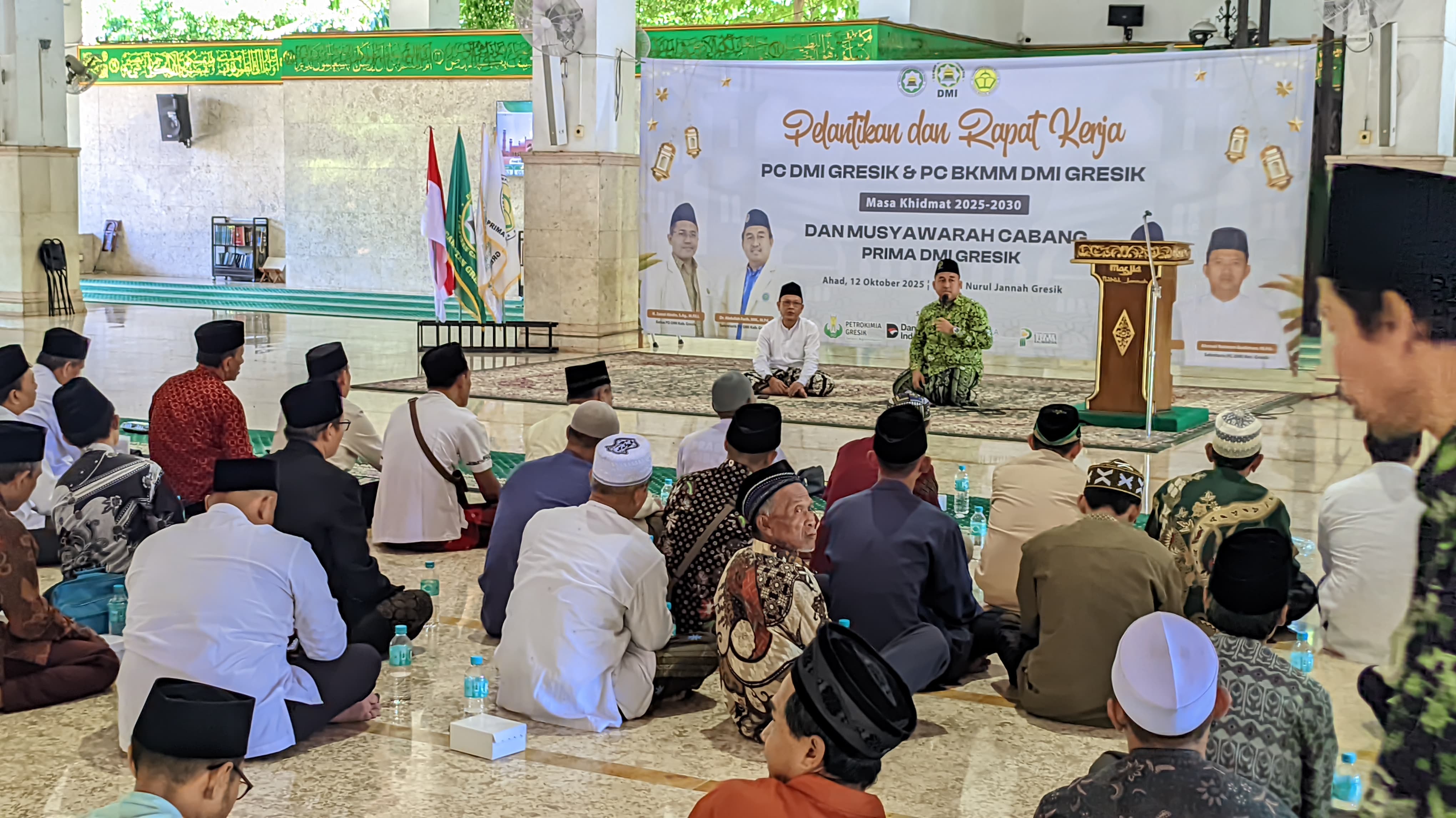 PD DMI Kabupaten Gresik memberikan bantuan kepada imam masjid sebagai wujud kepedulian.