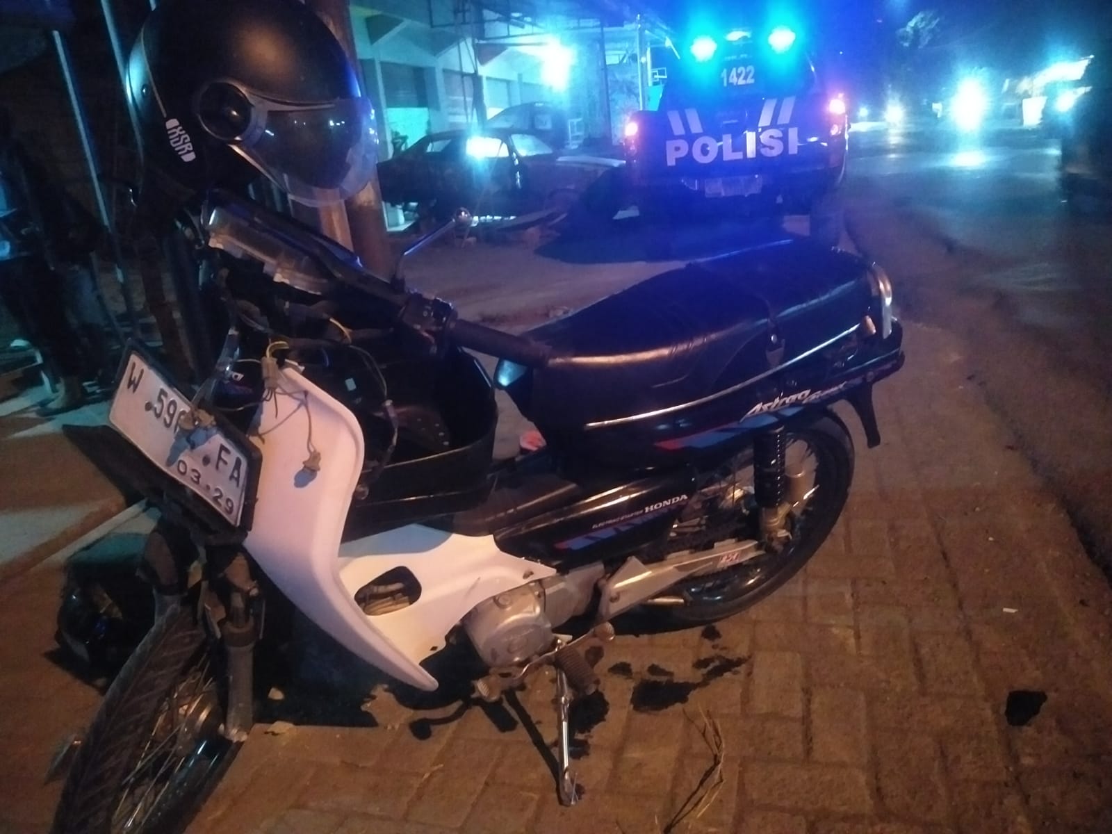 RINGSEK : Kendaraan korban terlihat ringsek usai terlibat kecelakaan di Jalan Raya Desa Dermo simpang tiga kacangan Kecamatan Benjeng, Gresik.