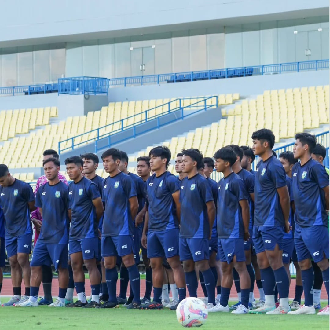 LATIHAN: Para pemain Gresik United saat latihan di stadion Gelora Joko Samudro.