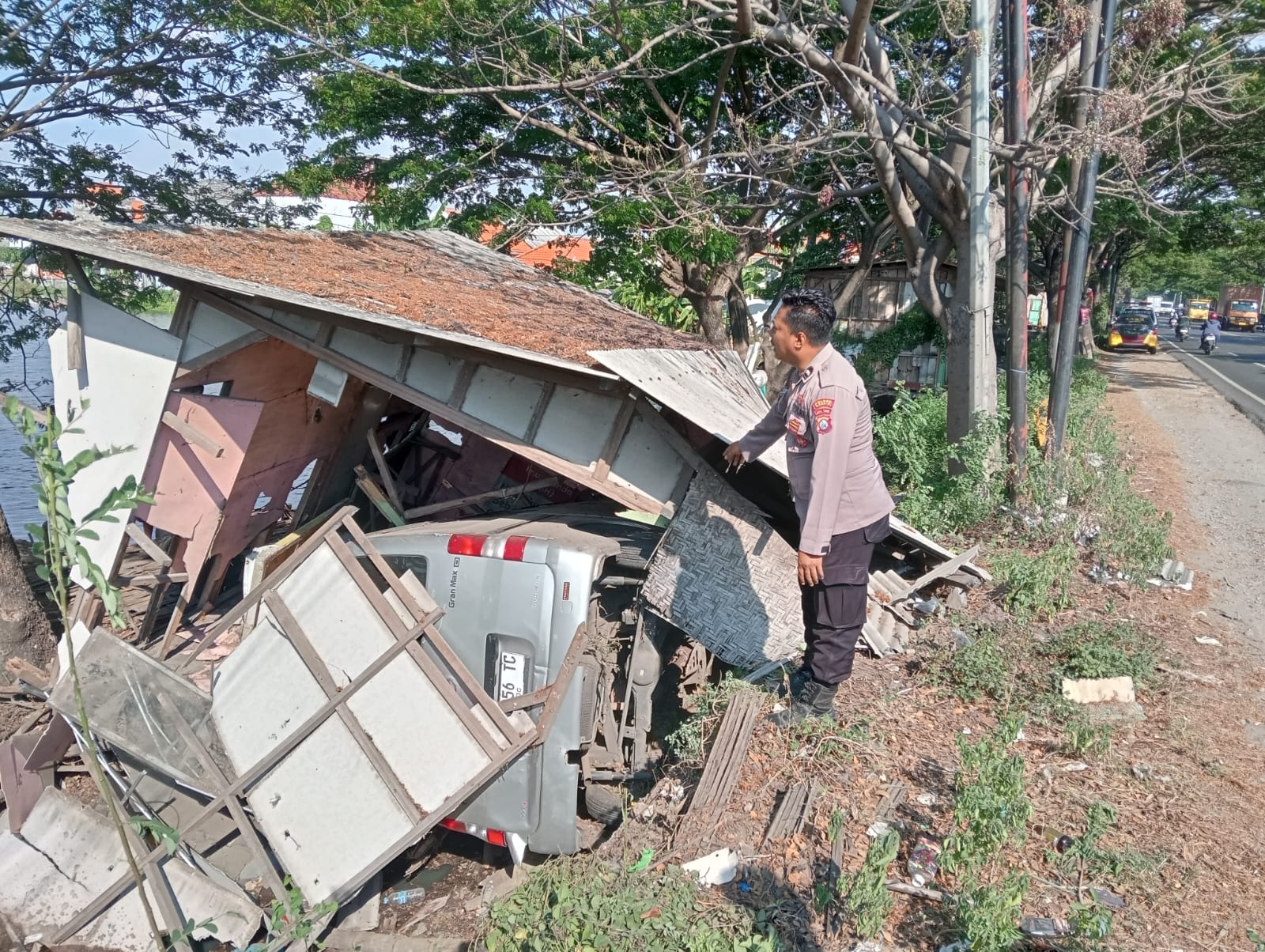 TABRAK WARUNG : Kondisi mobil Grandmax menabrak sebuah warung di Jalan Raya Desa Ambeng Ambeng Watangrejo, Kecamatan Duduksampeyan, Gresik.