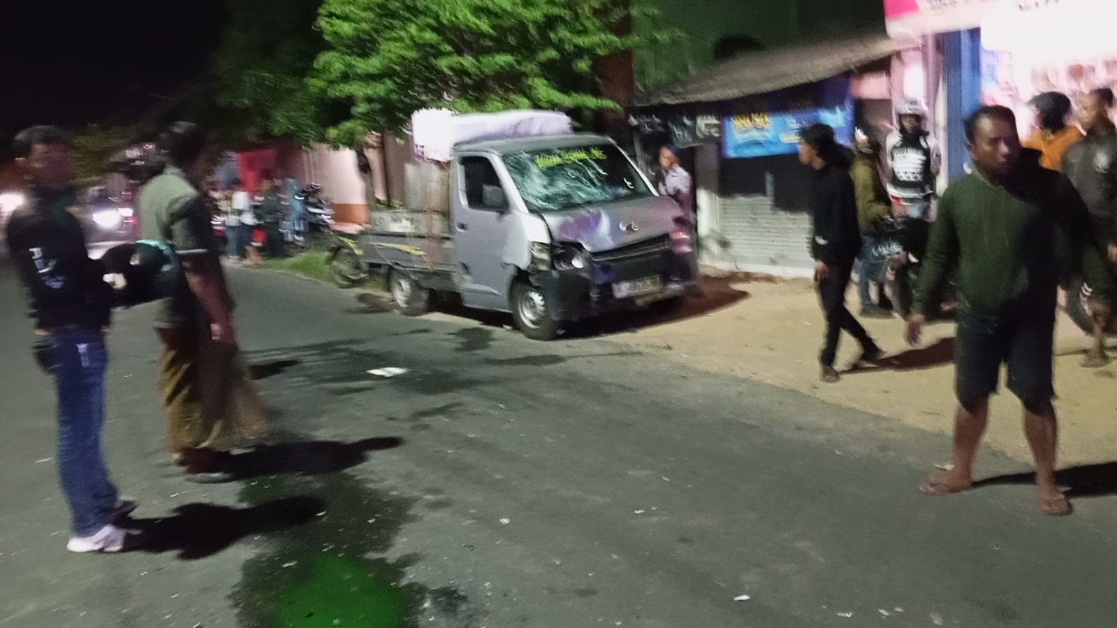 TERGELETAK : Korban seorang pengendara sepeda motor tergeletak usai terlibat kecelakaan adu banteng dengan mobil pick up di Jalan Raya Kedungsumber Timur, Desa Kedungsumber, Kecamatan Balongpanggang,