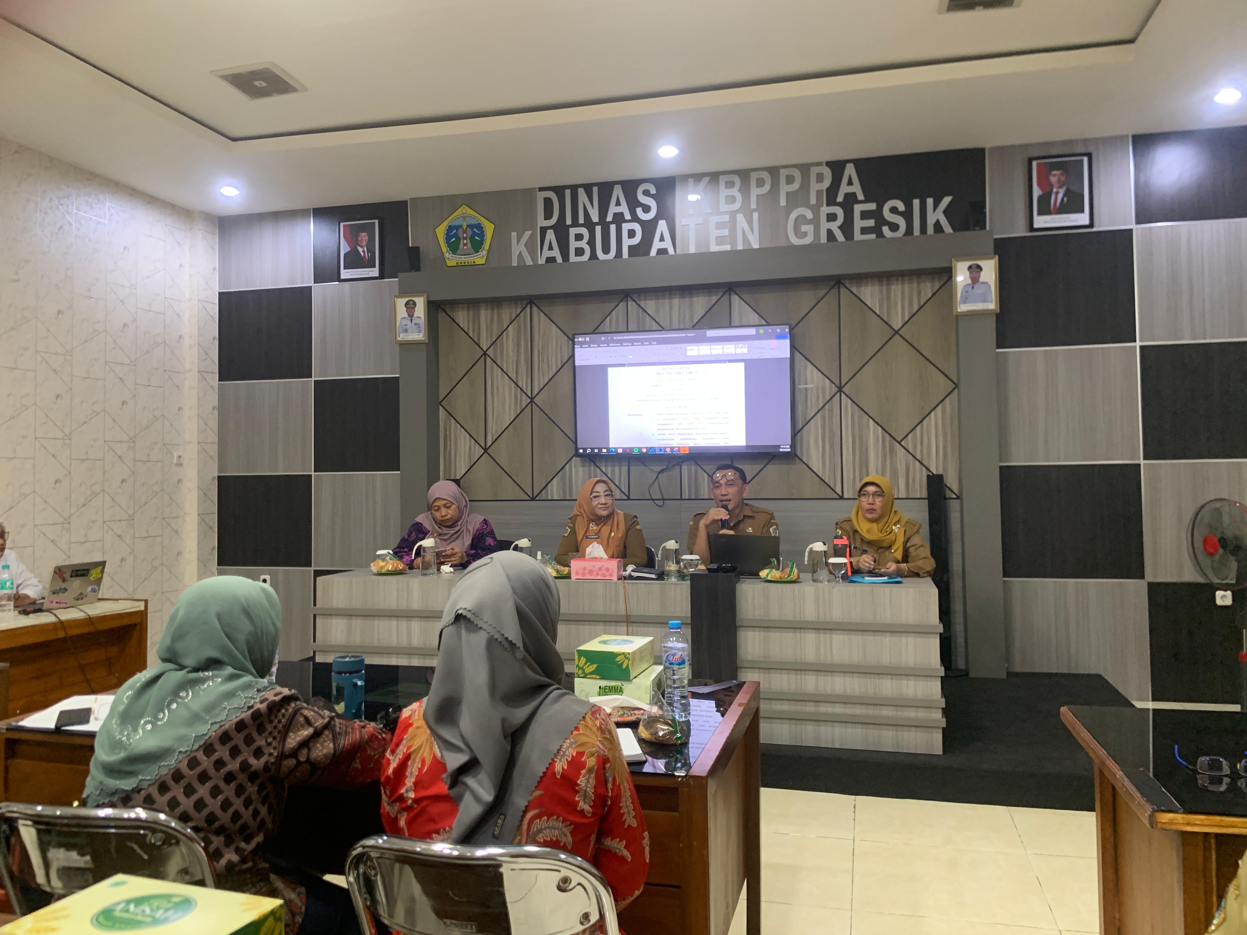 KOORDINASI : Dinas KBPPPA Gresik rapat koordinasi tim pencegahan perkawinan anak.