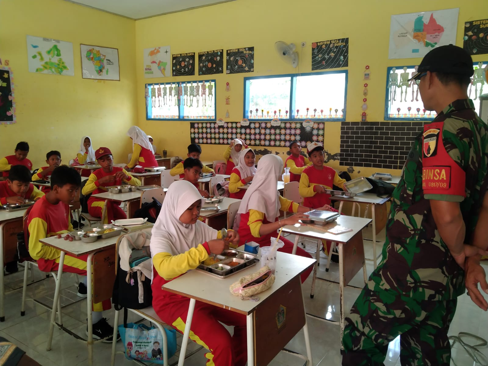 BERJALAN : Program makan bergizi gratis di Balongpanggang berjalan lancar.