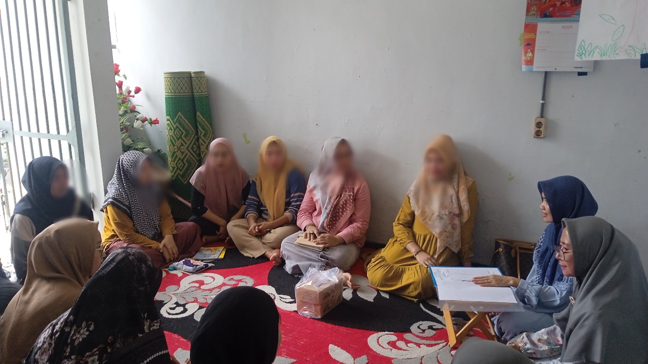 PEMBINAAN : Warga binaan perempuan saat mengikuti kegiatan rutin pembinaan kerohanian dan konseling di dalam blok hunian Rutan Kelas IIB Gresik.