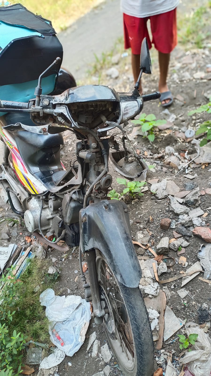 RINGSEK : salah satu kendaraan yang terlibat kecelakaan terlihat ringsek dan diamanakan oleh petugas kepolisian di Mapolsek Driyorejo, Gresik