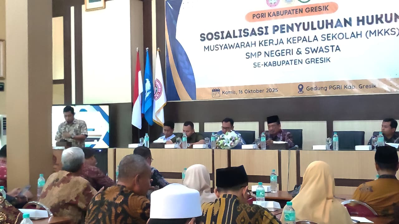 Ketua PGRI Kabupaten Gresik Beri Avita Prasetiya membuka kegiatan sosialisasi penyuluhan hukum.