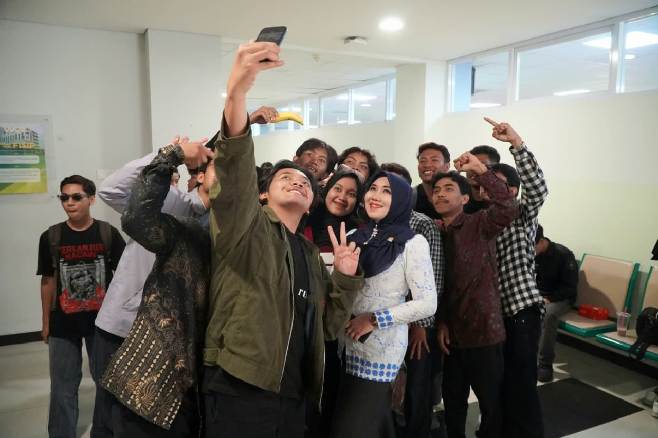 Ning Lia hadir dalam berbagai momentum di ruang seminar dan intelektual membuatnya menjadi idola baru bagi mahasiswa Gen Z.