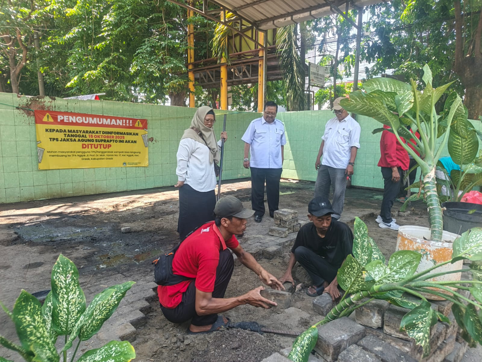 TAMAN : Bekas TPS Jaksa Agung Suprapto ditutup dijadikan taman tidak tetap .