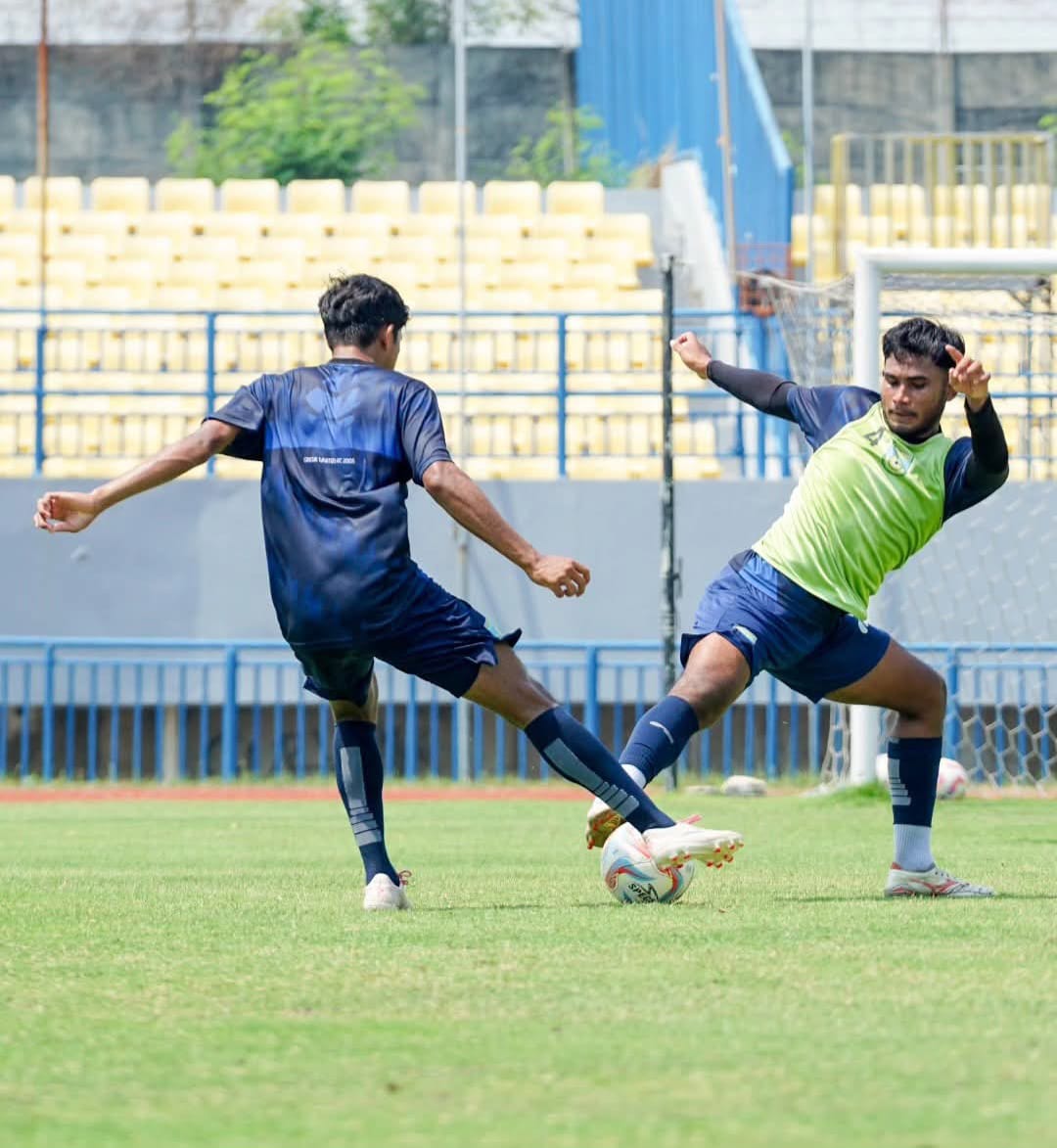 KOMPAK : Para pemain Gresik United kompak saat latihan di Stadion Gelora Joko Samudro (Gejos)