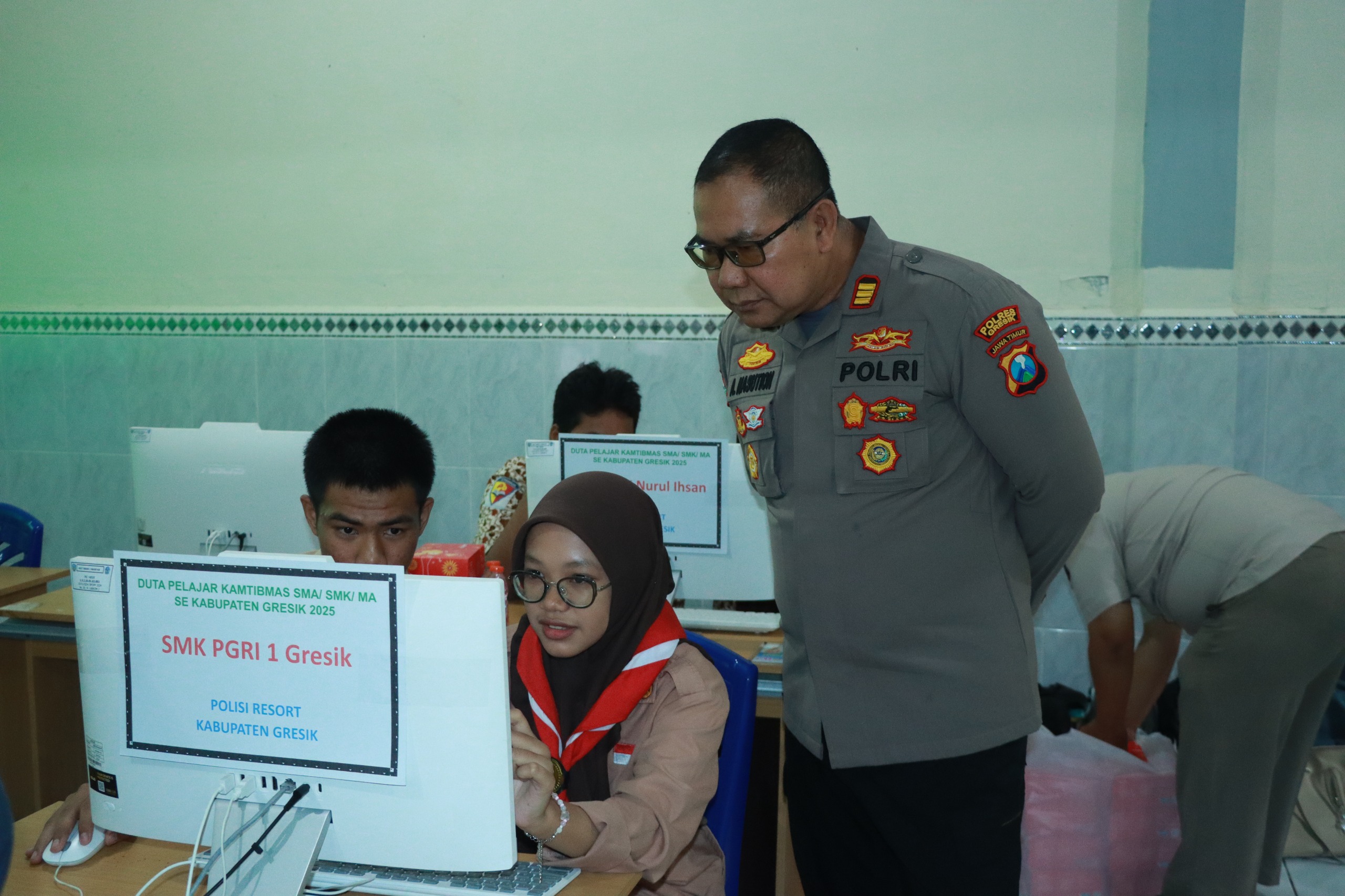 MENINJAU LANGSUNG: Kasat Binmas Polres Gresik AKP Alimuddin Nasution saat meninjau langsung siswa yang mengikuti lomba cerdas cermat Kamtibmas antar pelajar SMA/SMK/MA di Kabupaten Gresik.