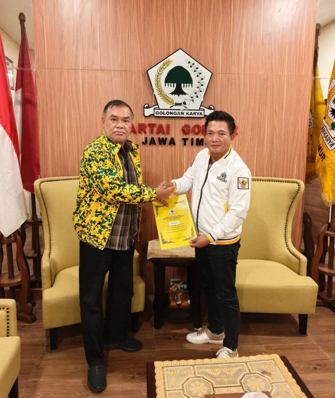 Ketua DPD Partai Golkar Gresik, Wongso Negoro menerima SK kepengurusan dari DPW Provinsi Jatim.