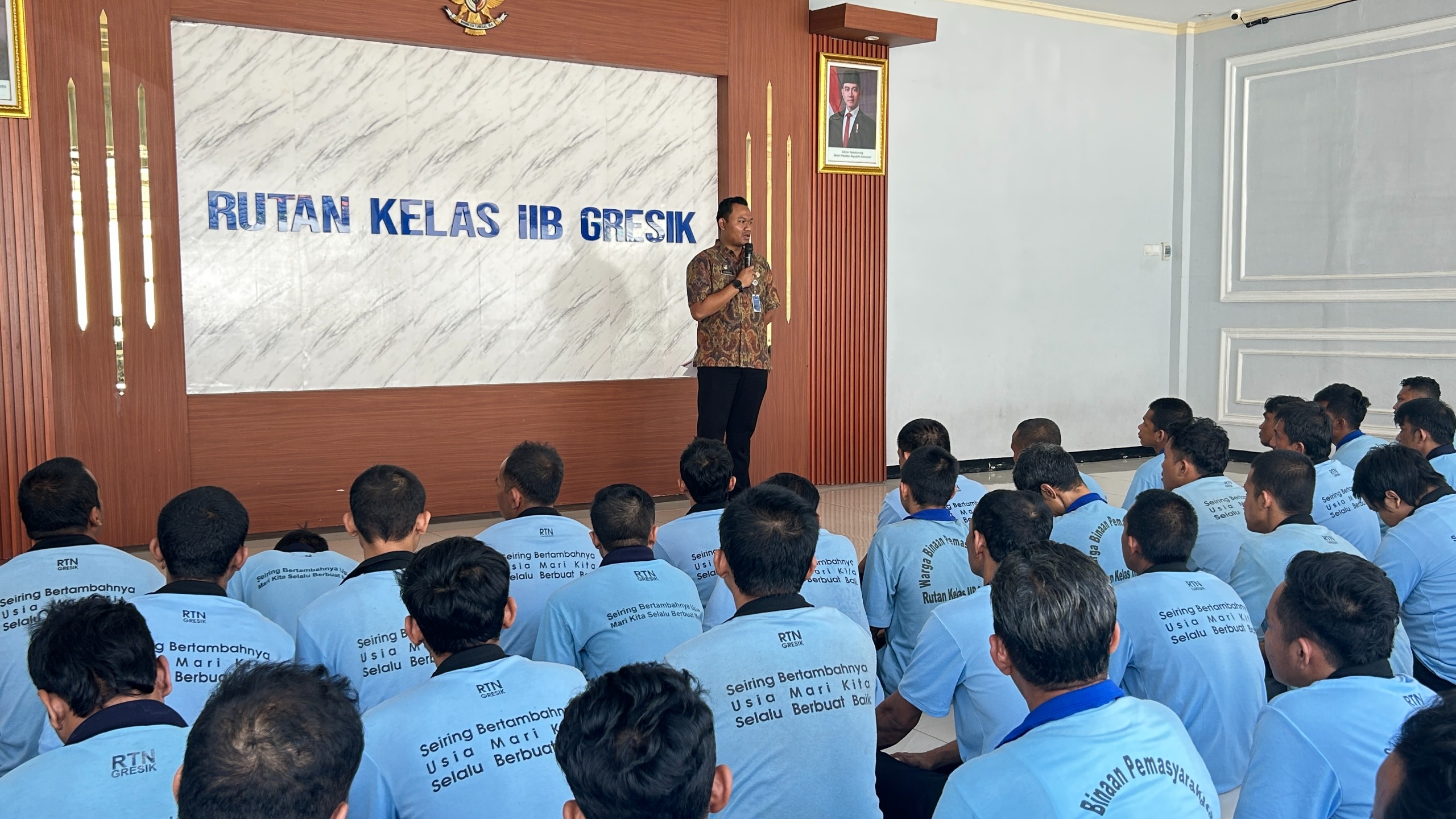 BAJU: Petugas Rutan Kelas IIB Gresik saat membagikan 750 kaos untuk Warga Binaan sebagai bagian dari upaya meningkatkan kerapian, keseragaman, dan disiplin di lingkungan Rutan.