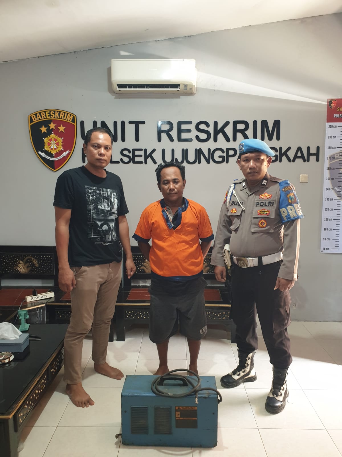 DIAMANKAN: Pelaku Abdullah Syujak saat diamankan di Mapolsek Ujungpangkah, Kecamatan Ujungpangkah, Gresik.