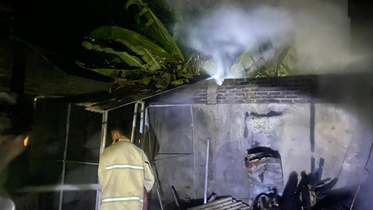 PEMADAMAN: Petugas Damkar Gresik saat melakukan pemadaman kebakaran di sebuah rumah di Jalan Raya Kepatihan No. 47, Kecamatan Menganti