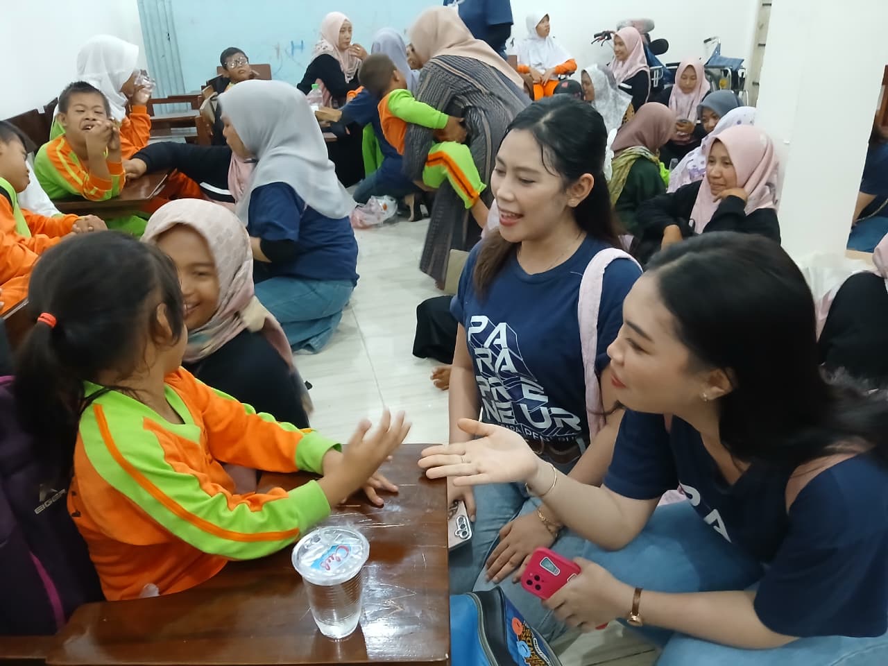 BAHAGIA: Anak-anak difabel di SLB AL Ikhlas bahagia mendapatkan fasilitas pendidikan.