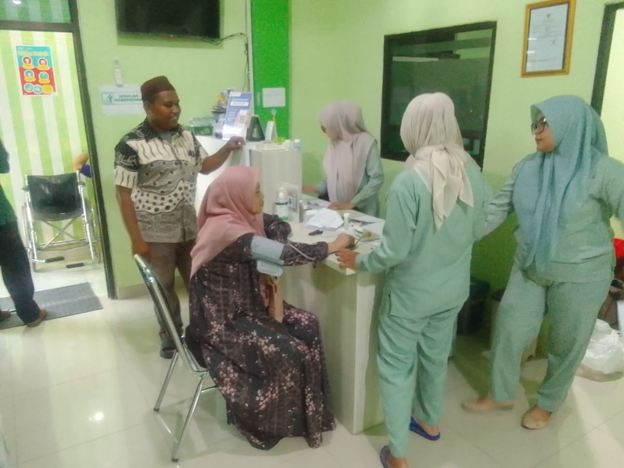 PEMERIKSAAN: Para warga antusias untuk ikut pemeriksaan di klinik