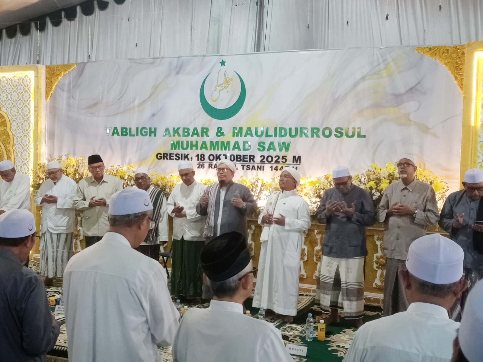 KHUSYUK: Ribuan Jamaah Padati Tabligh Akbar dan Maulidurrasul di Gresik.
