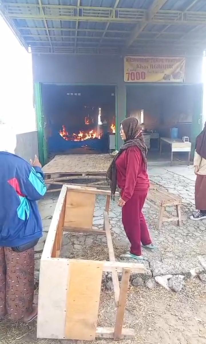 PEMADAMAN: Petugas Damkar Gresik saat melakukan pemadaman kebakaran sebuah Warung Nasi Pecel di Desa Wedoroanom, Kecamatan Driyorejo, Gresik.
