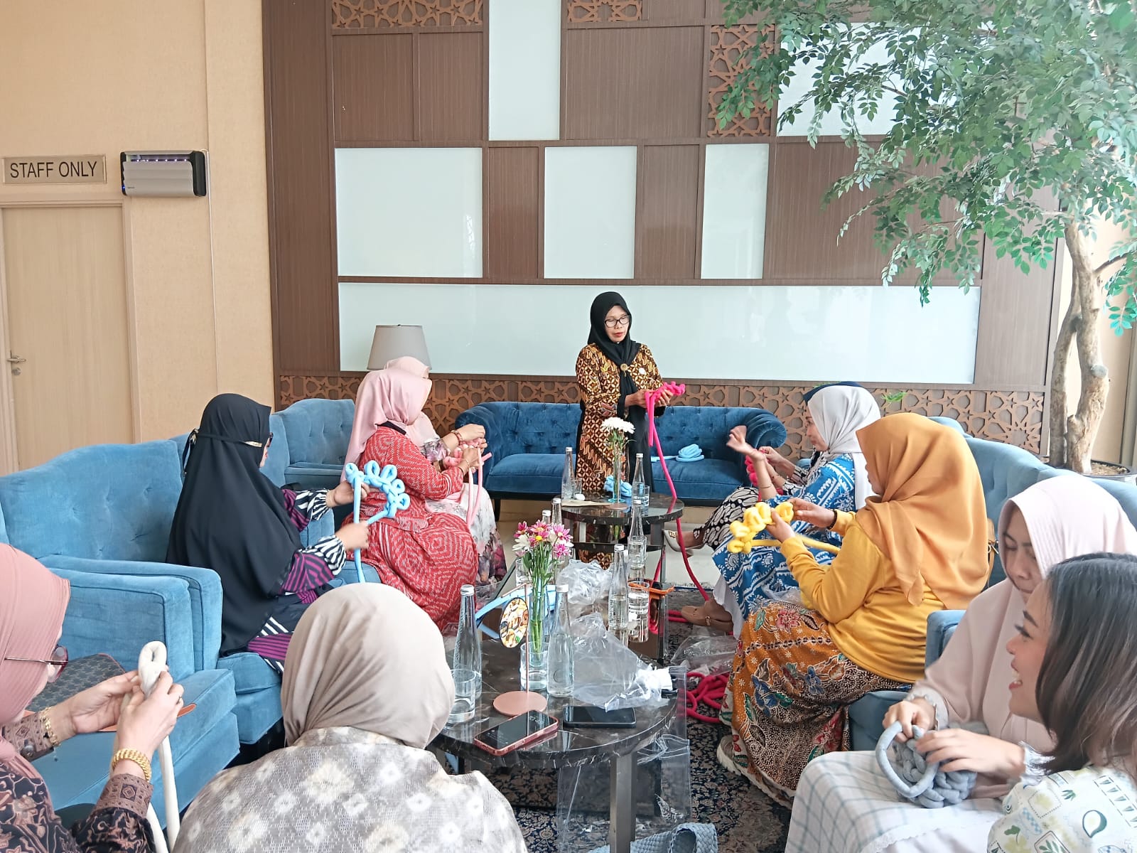 MERAJUT: Wanita-wanita yang sedang membuat tas atau craft knit bag dalam workshop yang digelar Hotel Santika Gresik.