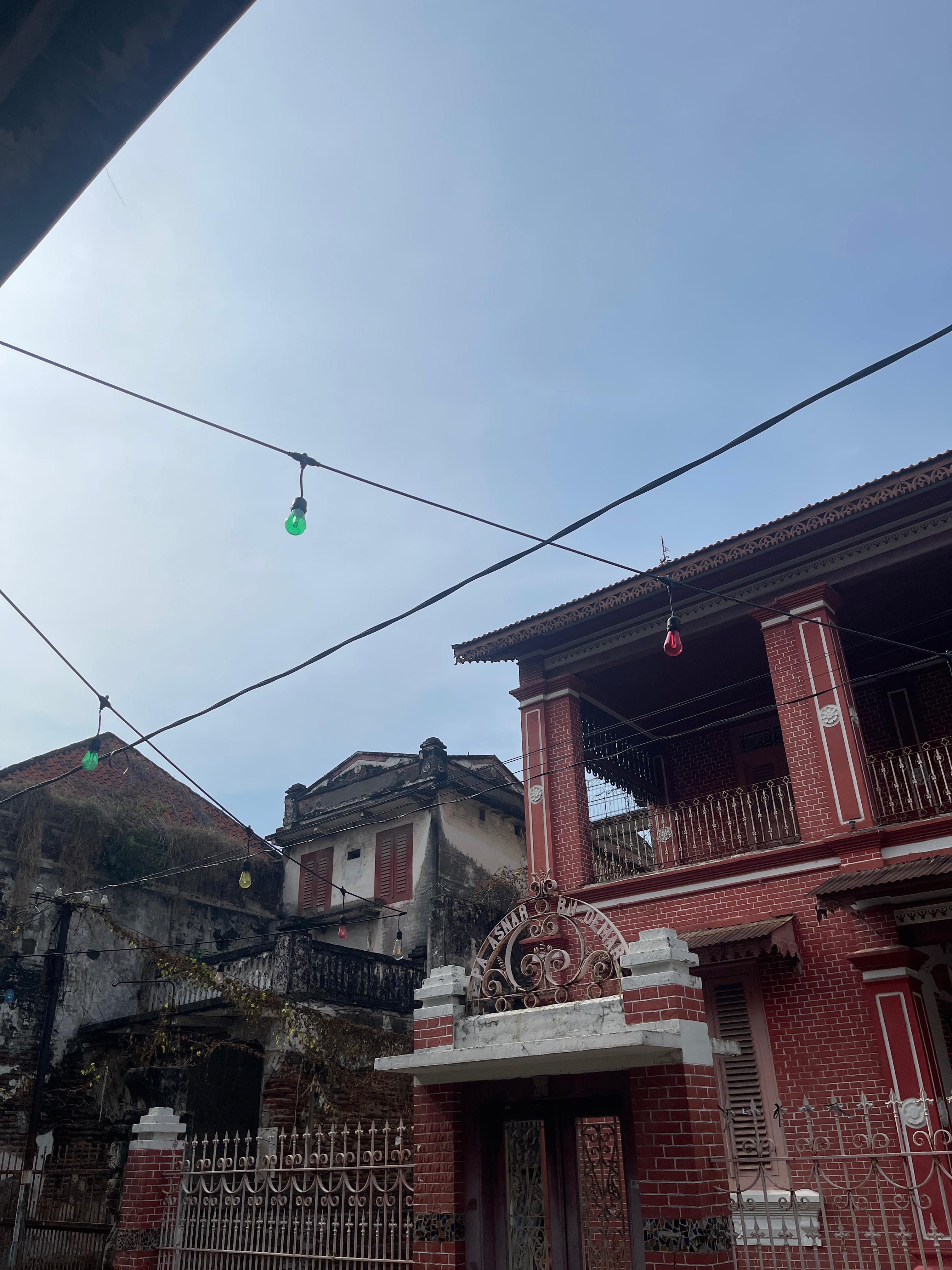 LANGIT GRESIK: kondisi langit di wilayah Gresik yang didominasi awan mendung, menandakan potensi hujan ringan di siang hingga sore hari.