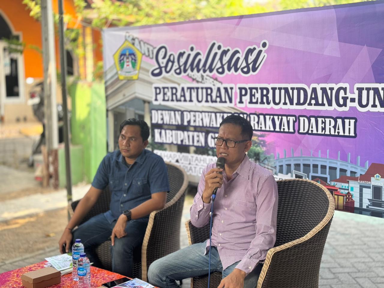 SOSIALISASI: Wakil Ketua III DPRD Gresik, Abdul Hamdi, saat menggelar sosialisasi peraturan daerah di wilayah Menganti Gresik.