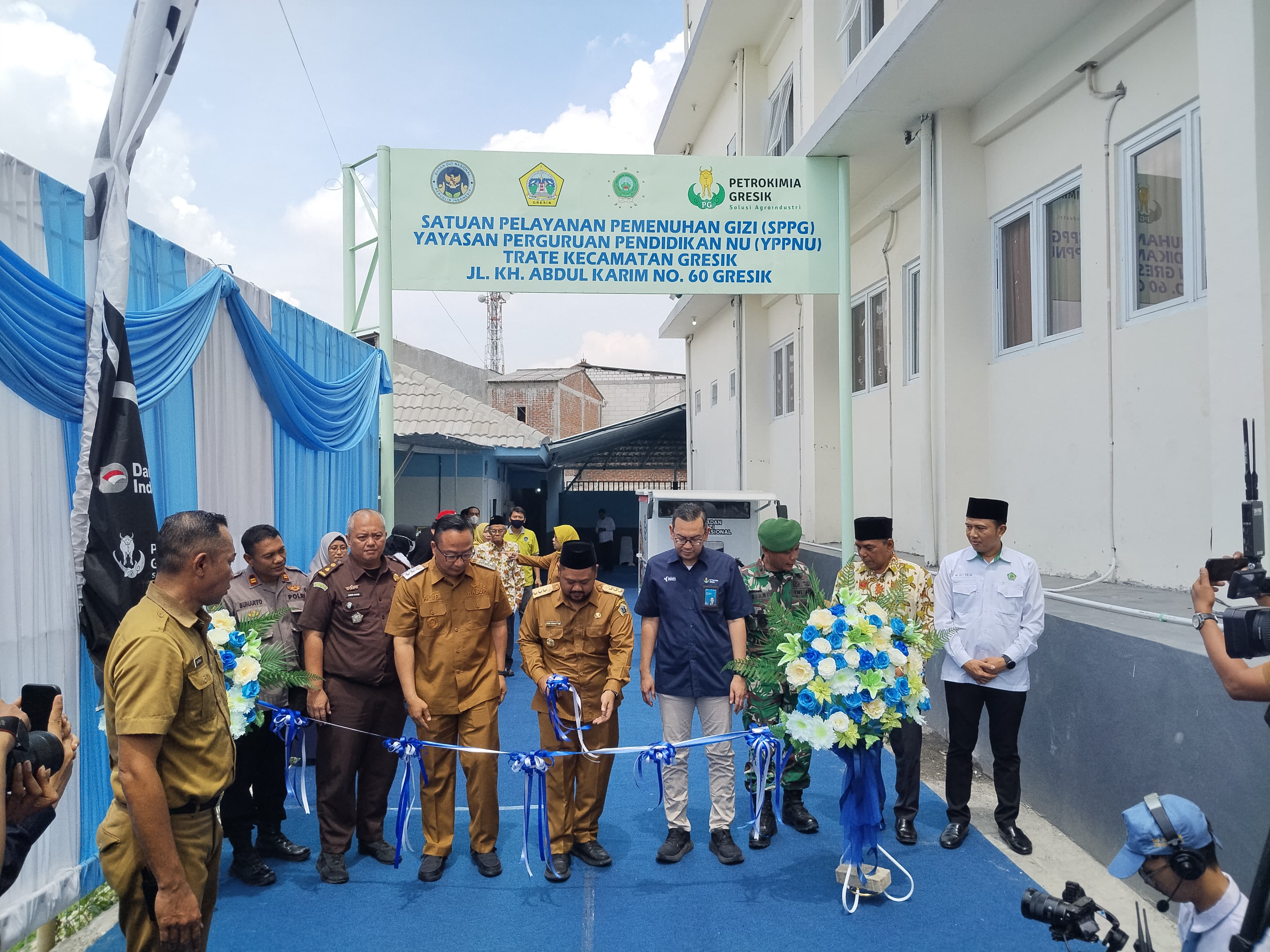 Dilaunching : Bupati Gresik Fandi Akhmad Yani didampingi Wakil Bupati Gresik dr. Asluchul Alif bersama direktur PT. petrokimia Gresik dan jajaran Forkopimda meresmikan SPPG Hibrid P