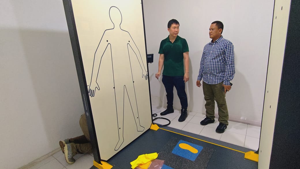 DIPASANG: Kepala Rutan Kelas IIB Gresik Eko Widiatmoko beserta petugas rutan saat melakukan pemasangan mesin X-Ray dari Ditjenpas untuk membantu pemeriksaan setiap pengunjung yang masuk ke rutan.