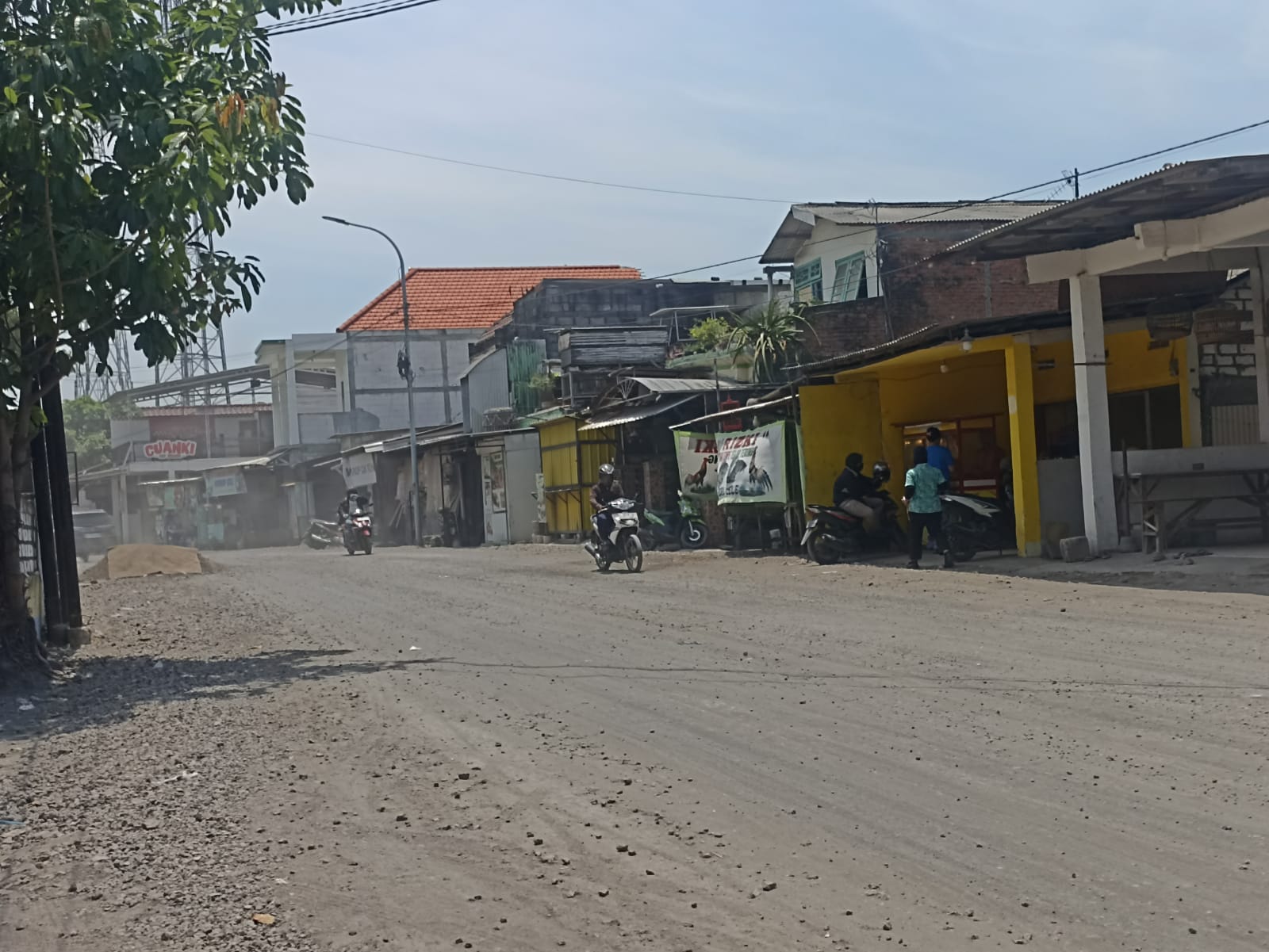 SUASANA: Kondisi jalan dan lingkungan di Kabupaten Gresik saat cuaca panas menyengat.