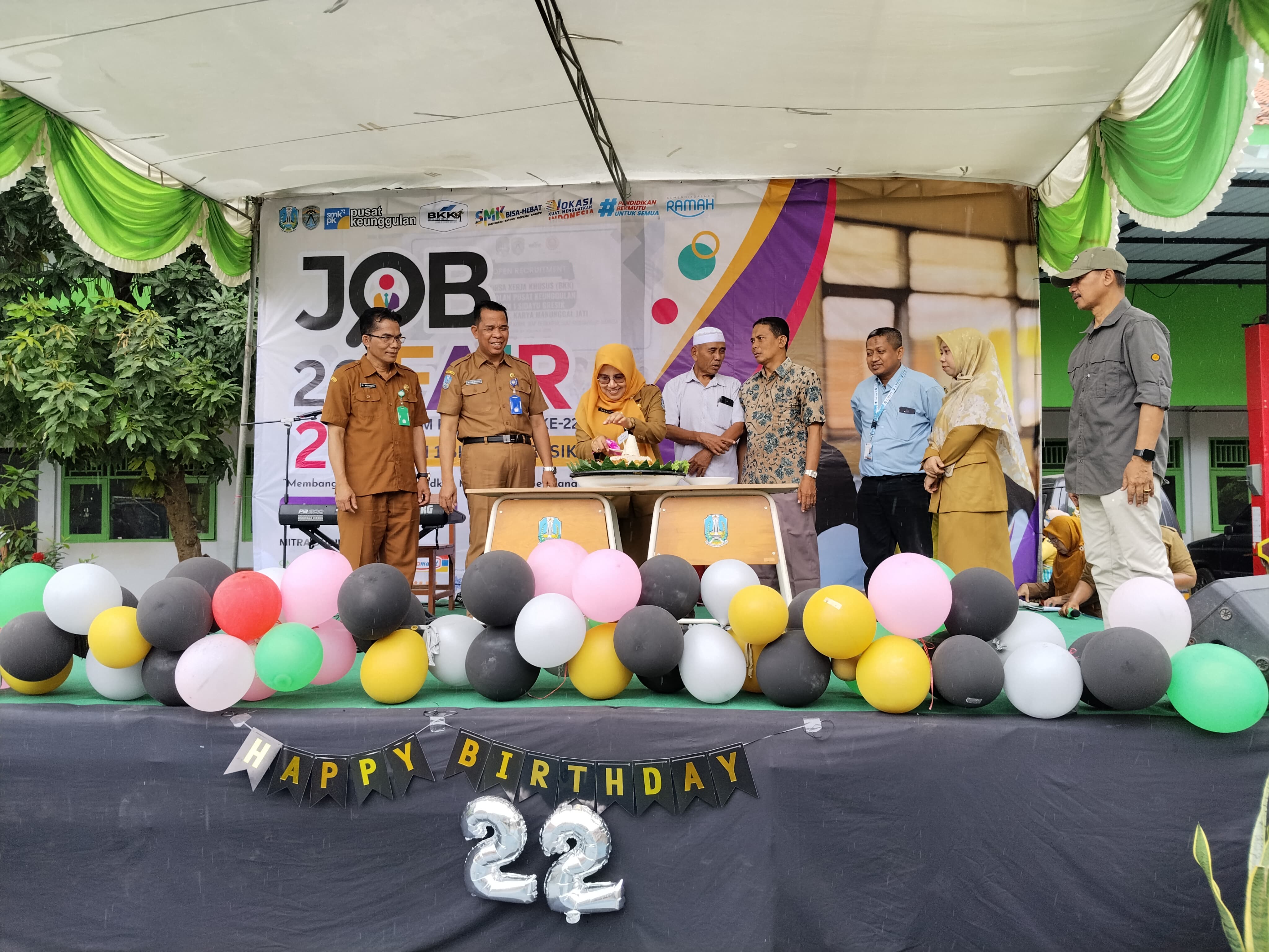 Kepala SMKN 1 Sidayu Hj. Darwati S.Pd., S.ST., M.Si bersama Kepala Cabang Dinas Pendidikan Dr. Kiswanto dan Kasie SMA Ardiyanto serta komite dan perwakilan perusahaan memotong tumpeng.